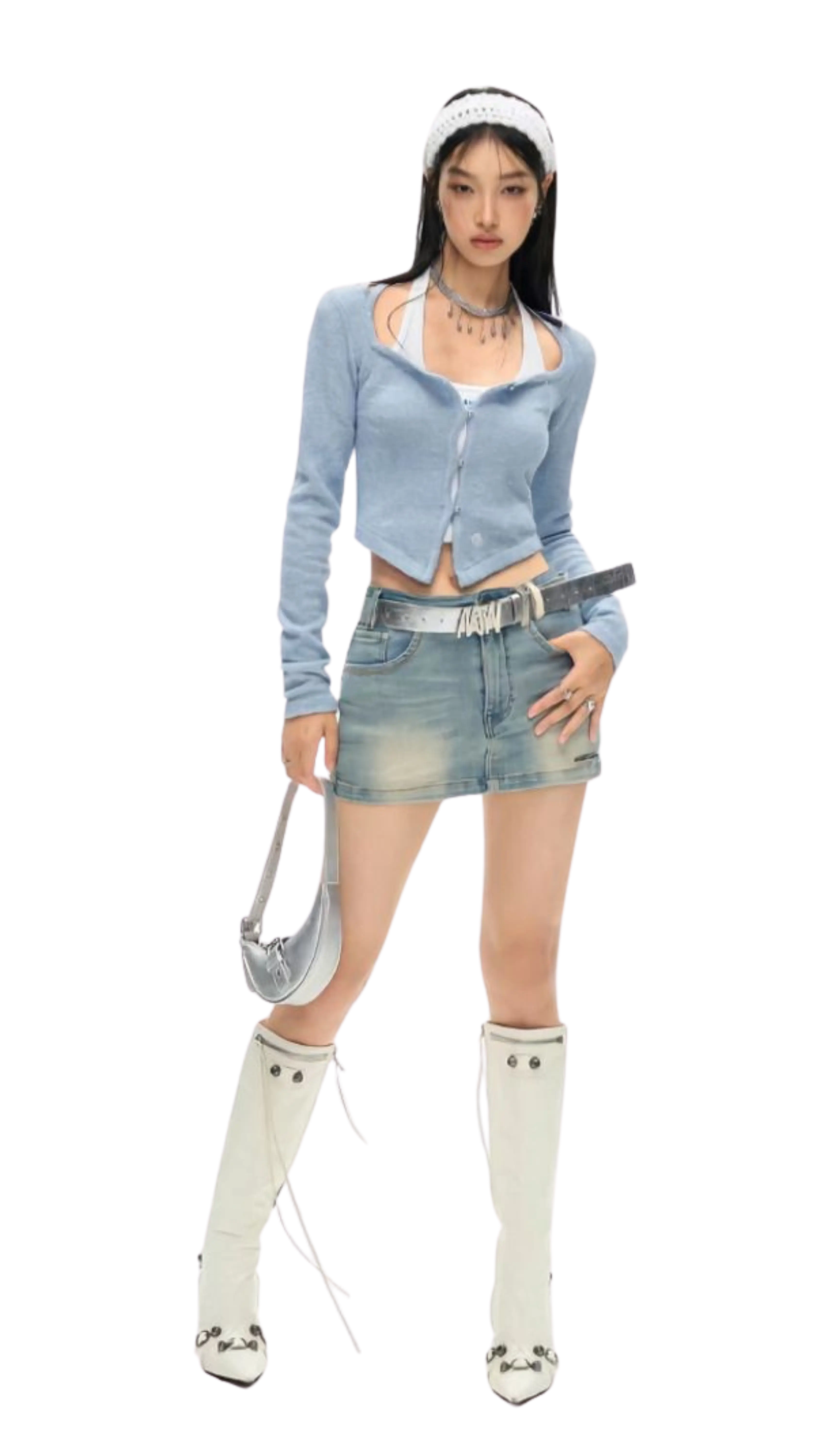 Modelo con pantalones blancos